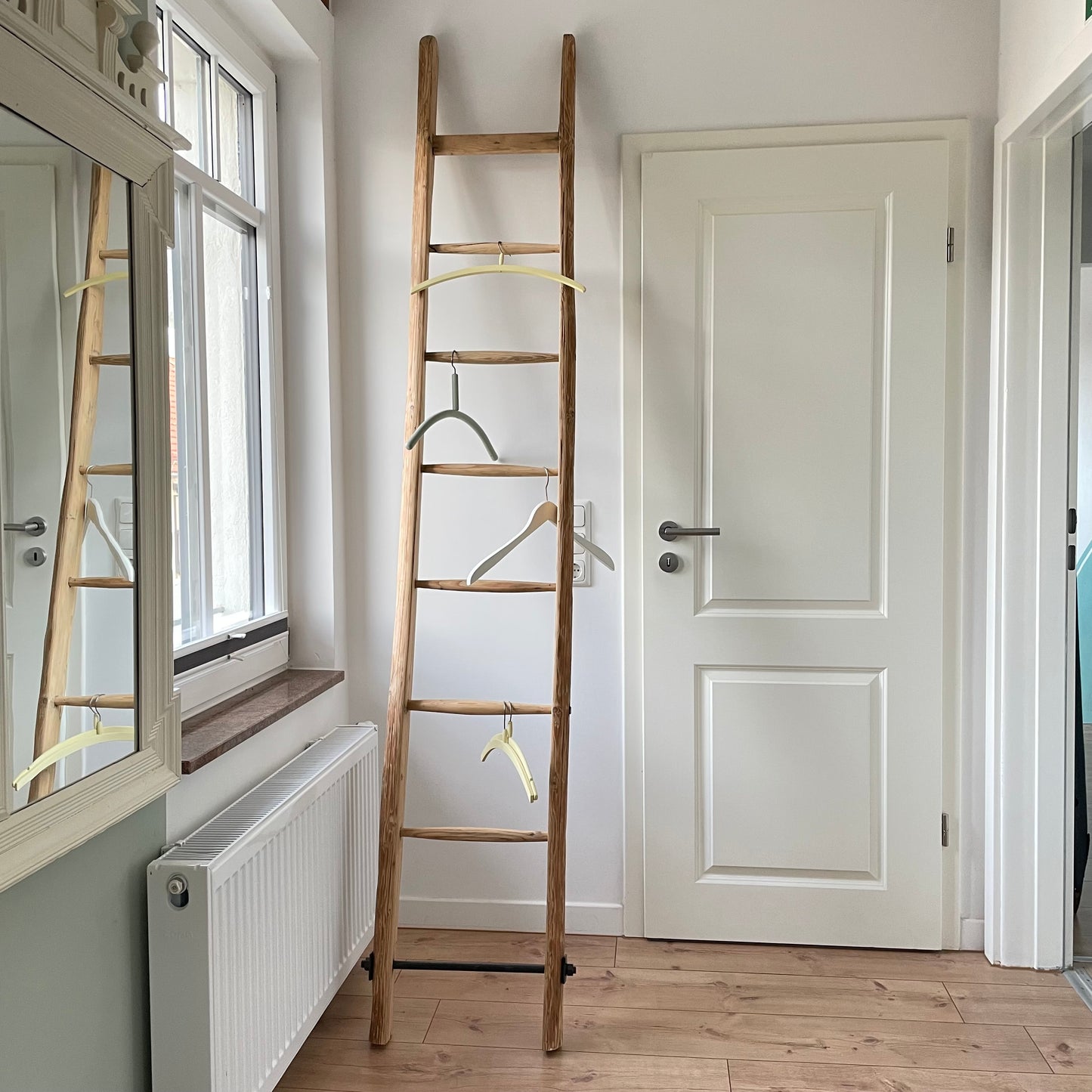 Handtuchleiter aus Holz Dekoleiter in Anthrazit