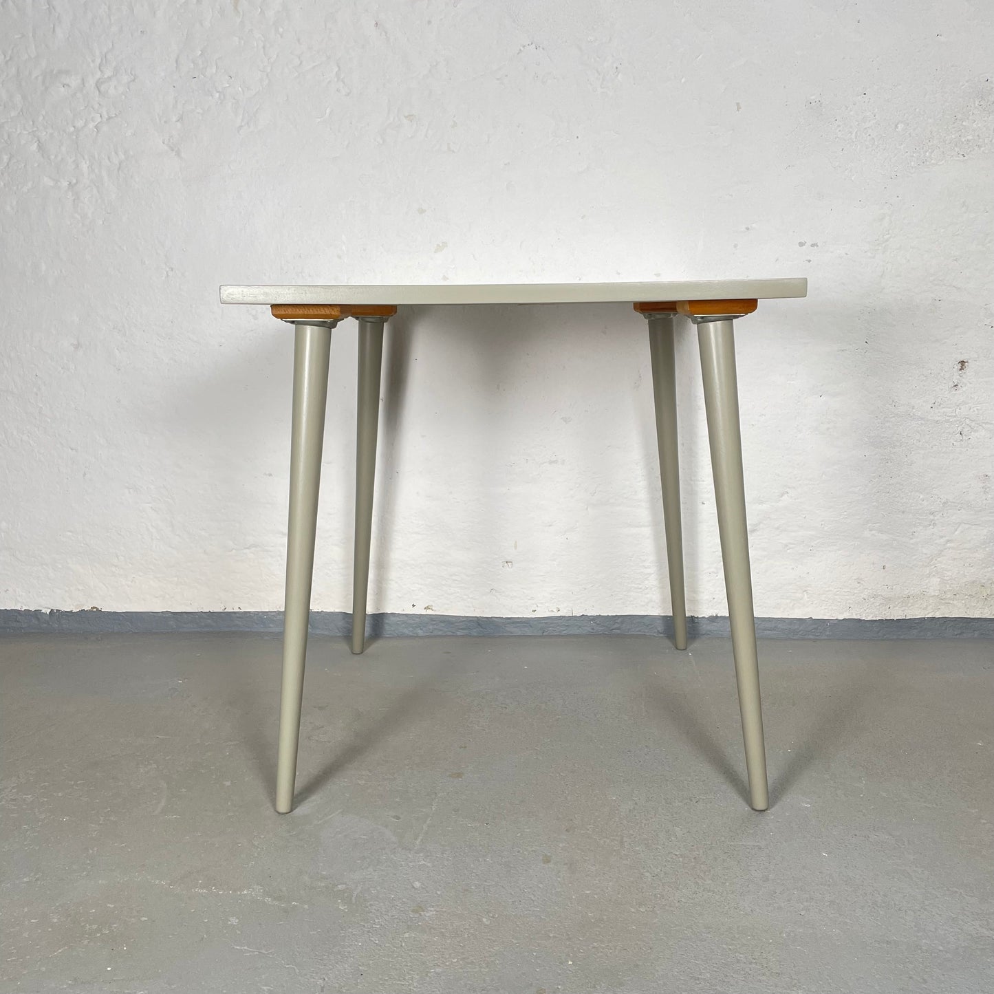 Quadratischer Beistelltisch in elegantem Grüngrau