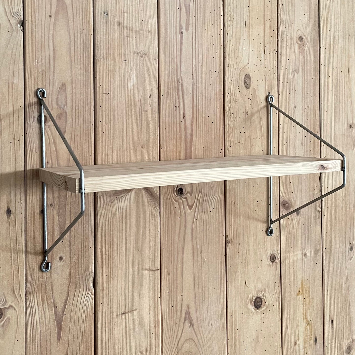 Schlichte Wandregale aus Metall und Massivholz