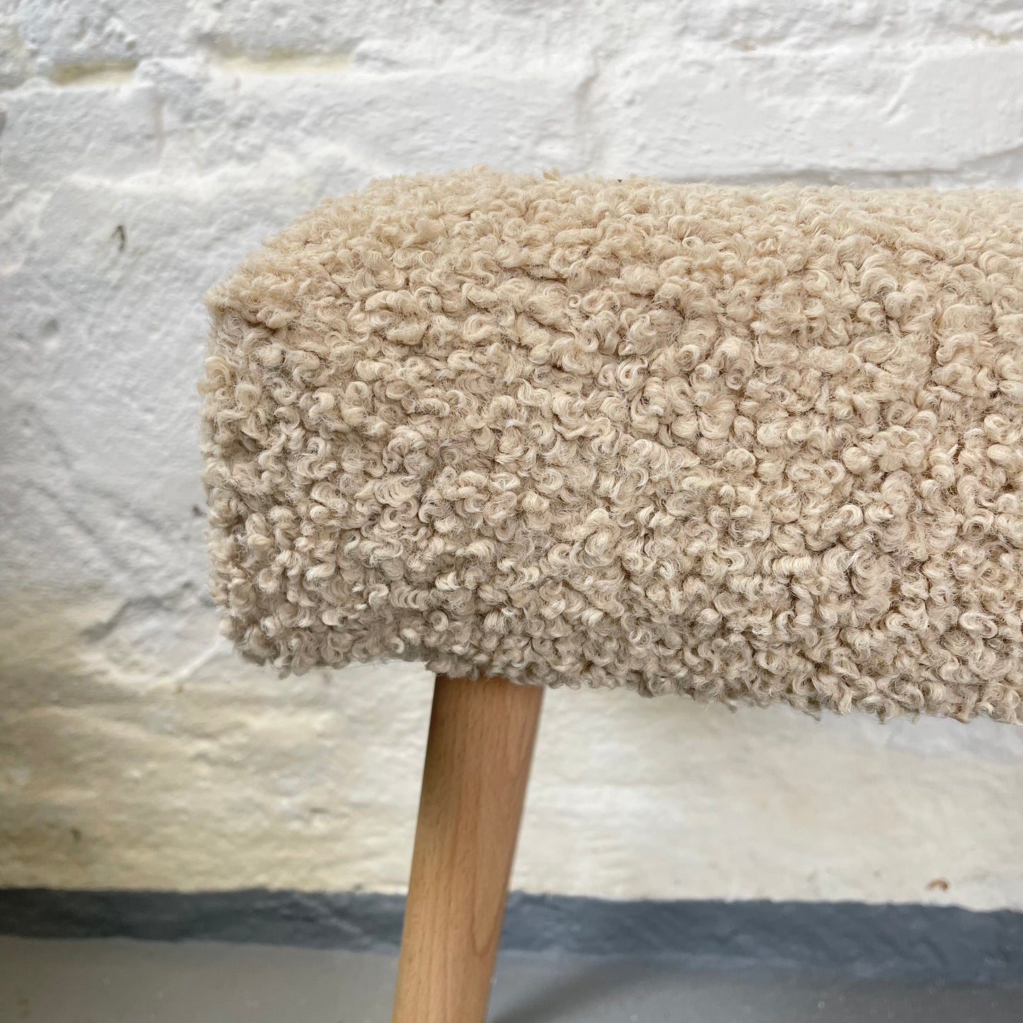 Moderner Hocker mit Bouclé-Polsterung Sheepskin Polsterhocker