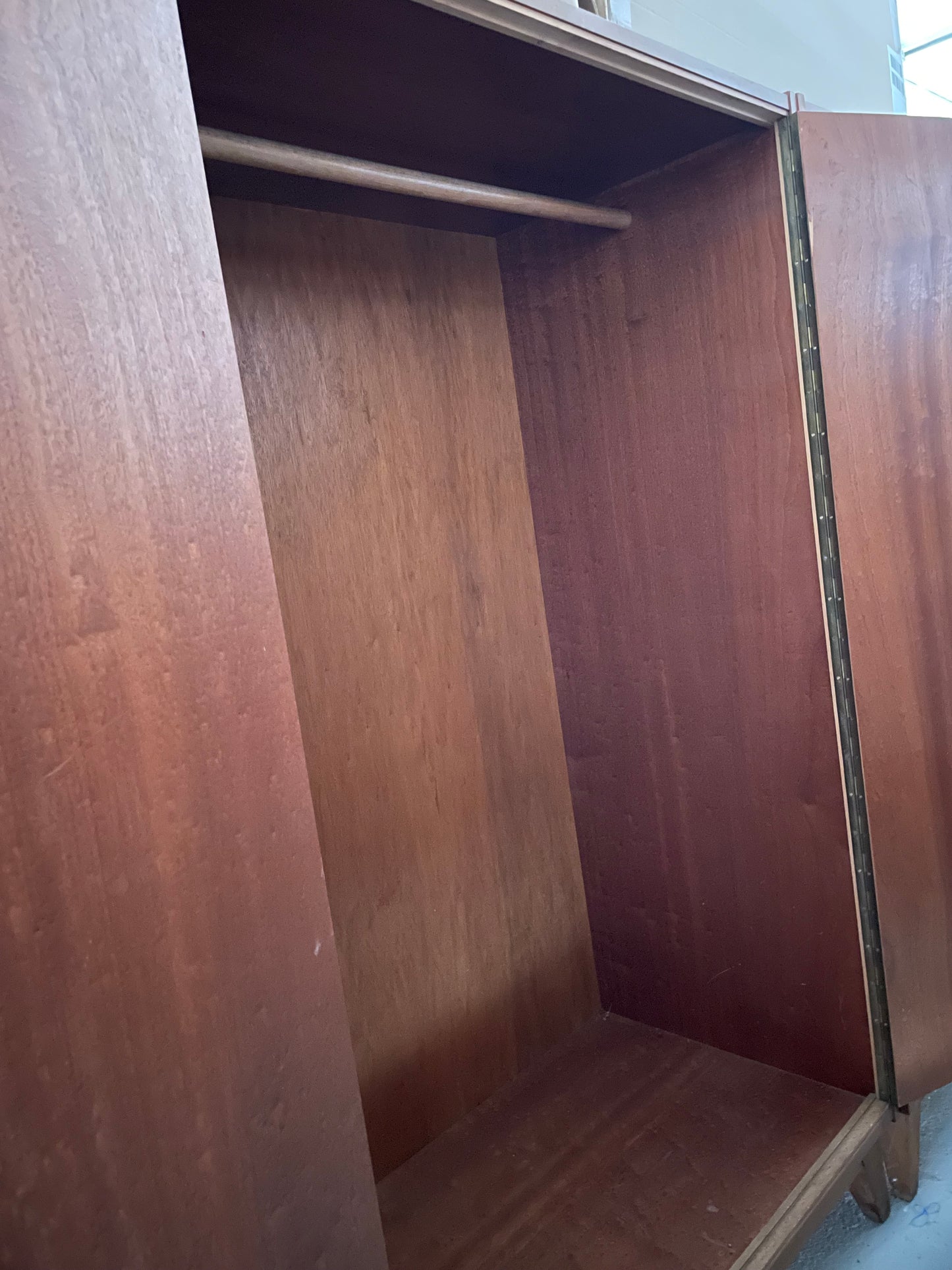 Kleiderschrank Mid Century mit Kleiderstange - individuell