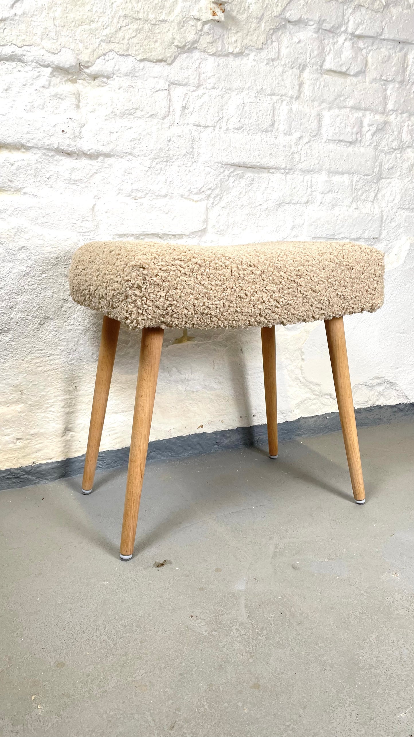 Moderner Hocker mit Bouclé-Polsterung Sheepskin Polsterhocker