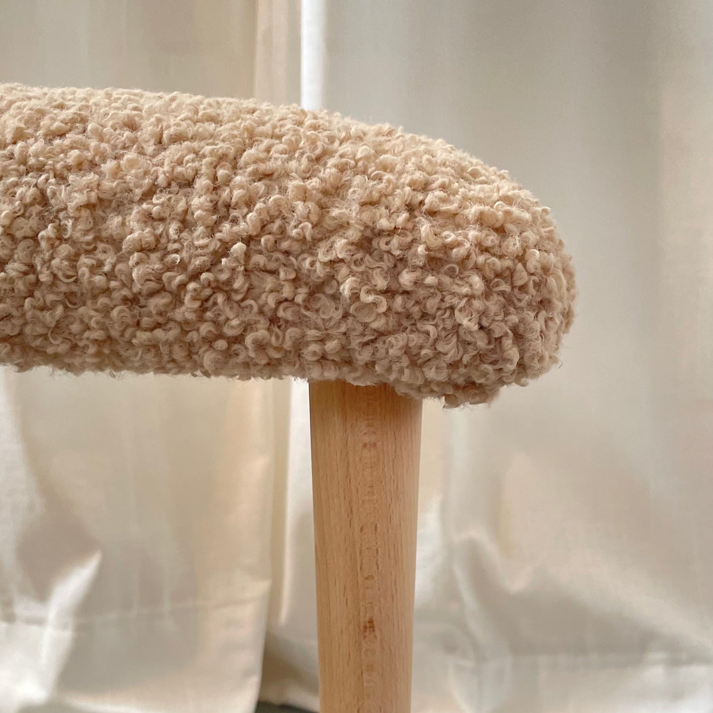 Moderner Posterhocker mit Bouclébezug