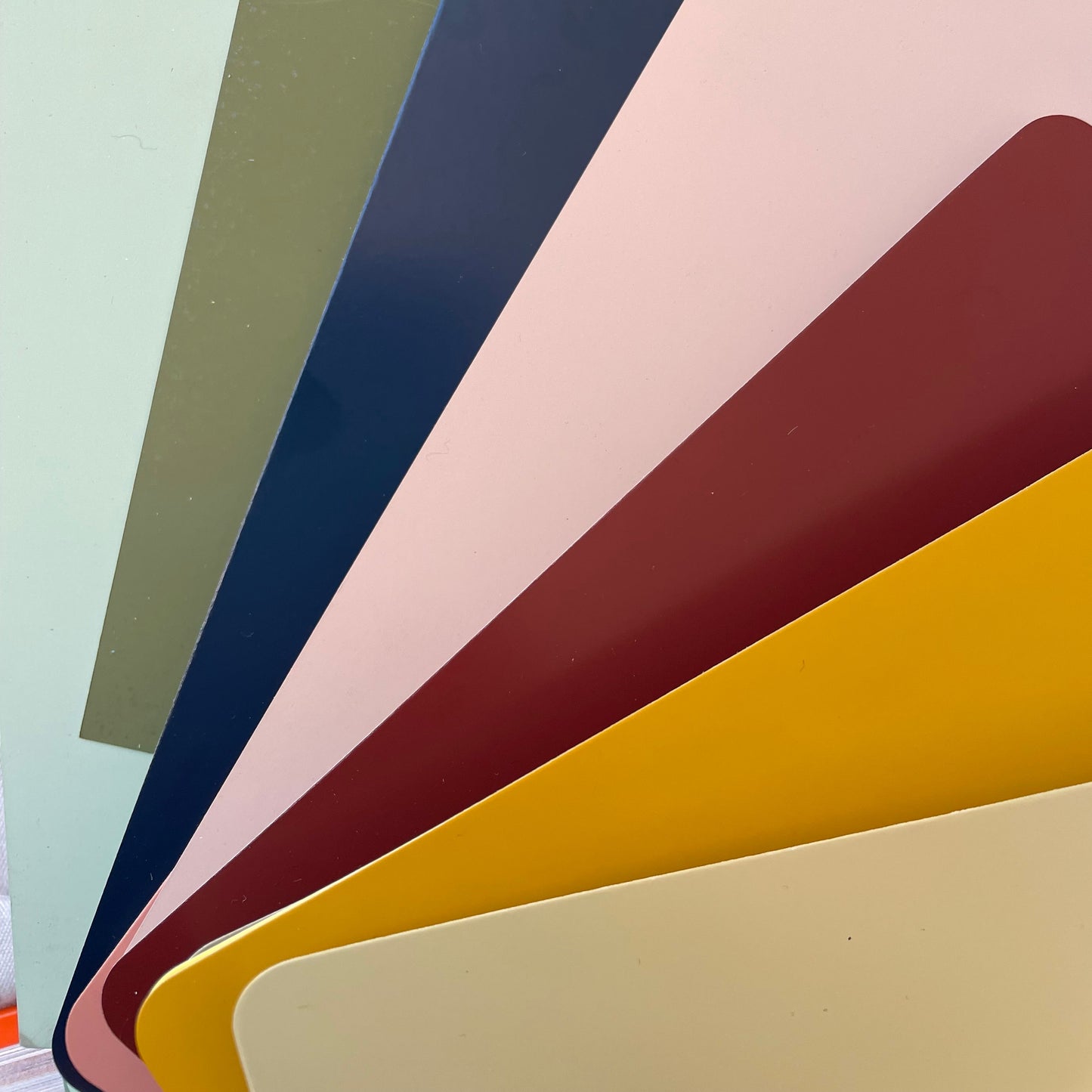 quadratischer Beistelltisch mit Rollen - individuell