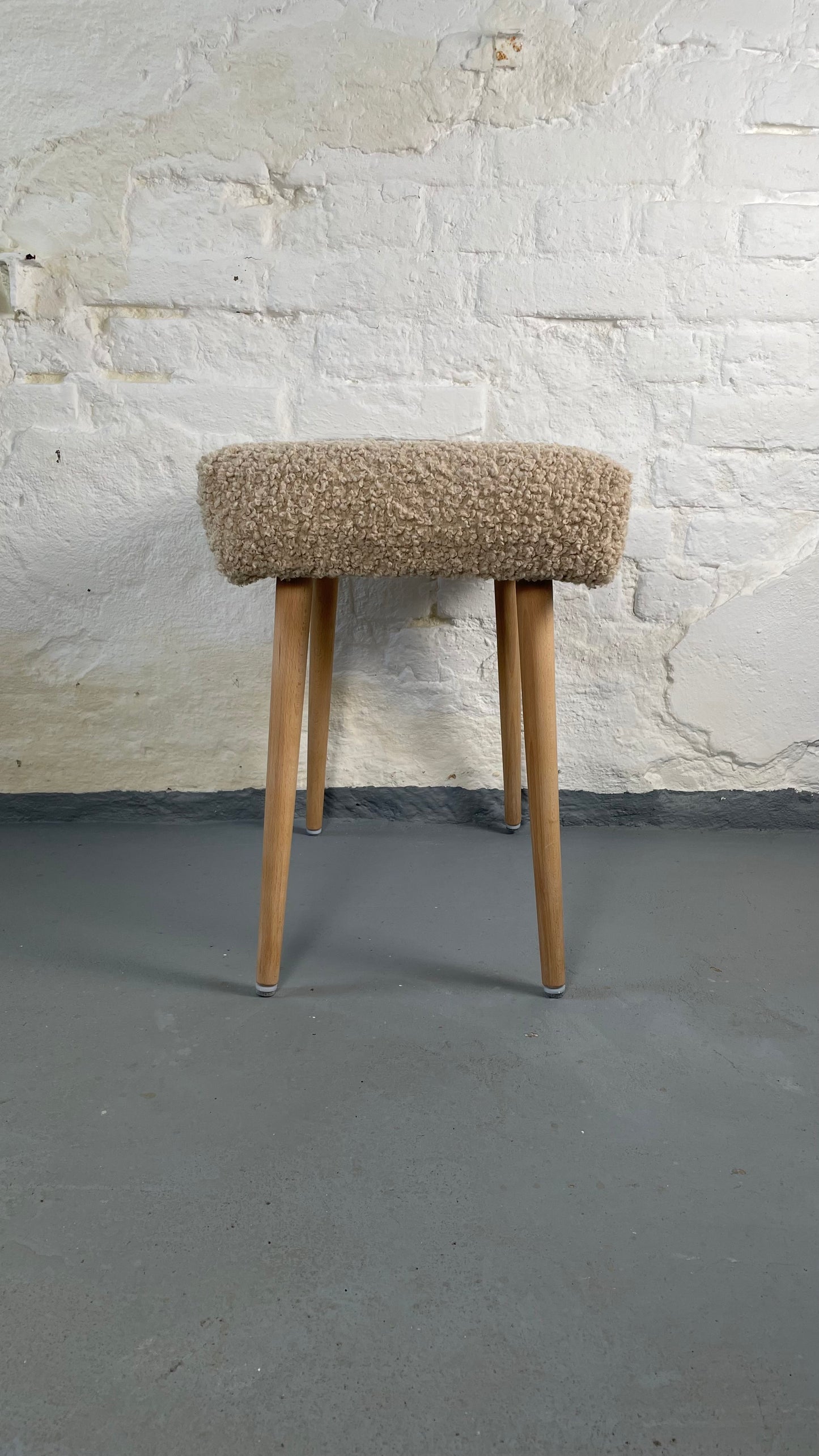 Moderner Hocker mit Bouclé-Polsterung Sheepskin Polsterhocker