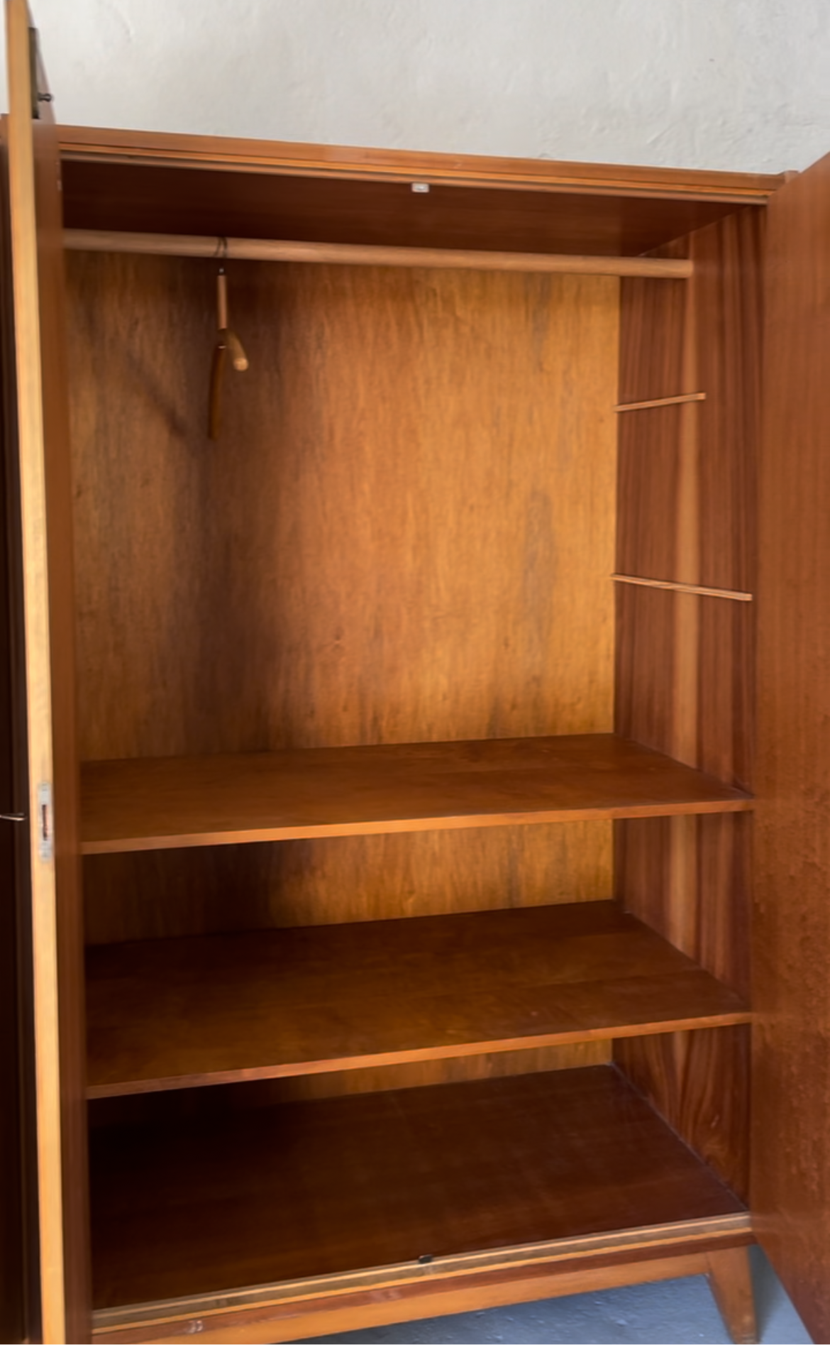 Kleiderschrank Mid Century mit Einlegeböden - individuell
