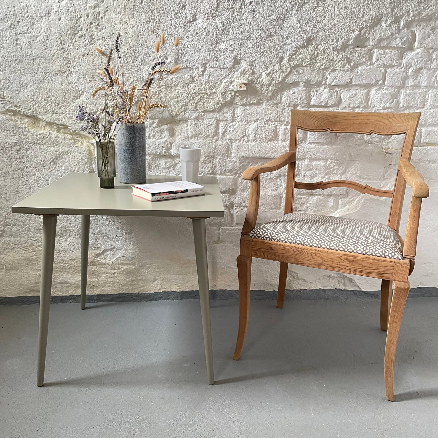 Quadratischer Beistelltisch in elegantem Grüngrau