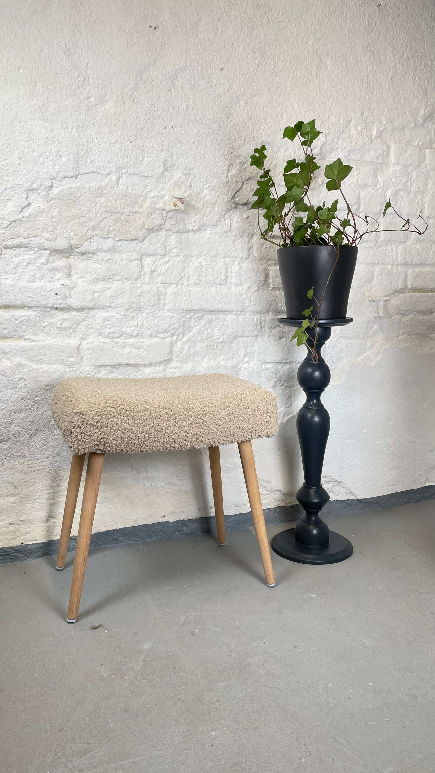 Moderner Hocker mit Bouclé-Polsterung Sheepskin Polsterhocker