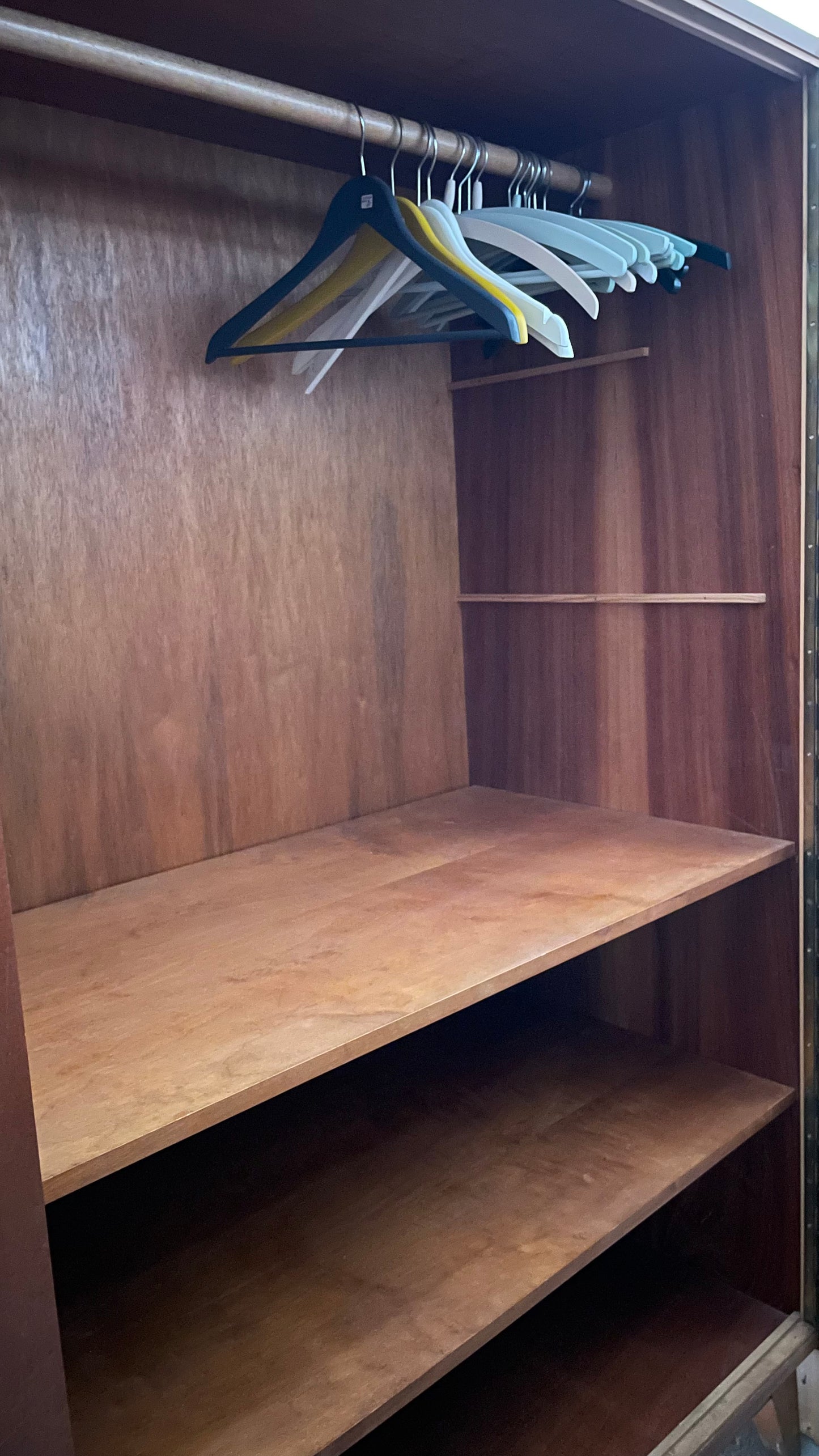 Kleiderschrank Mid Century mit Einlegeböden - individuell