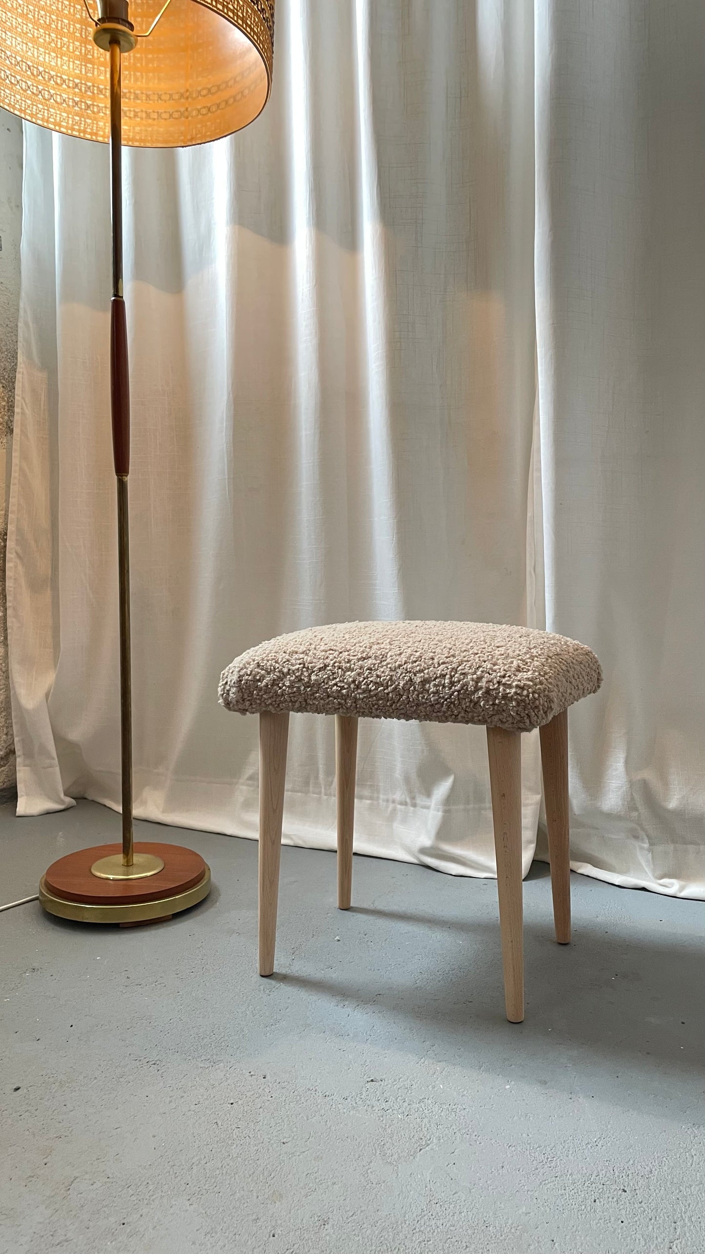 Moderner Posterhocker mit Bouclébezug