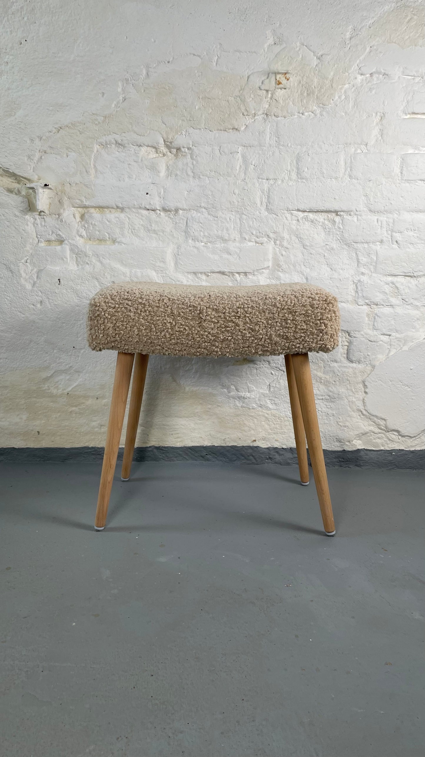 Moderner Hocker mit Bouclé-Polsterung Sheepskin Polsterhocker