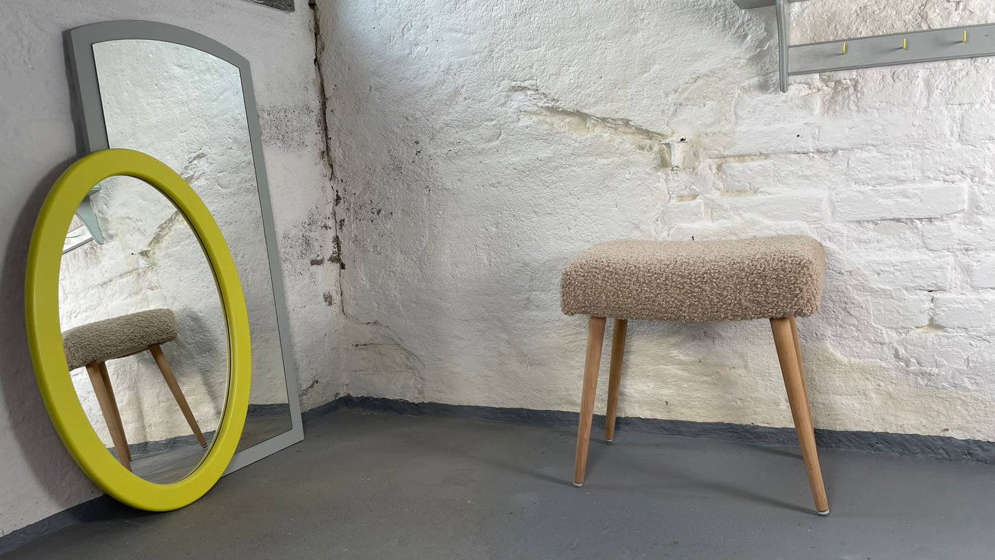 Moderner Hocker mit Bouclé-Polsterung Sheepskin Polsterhocker