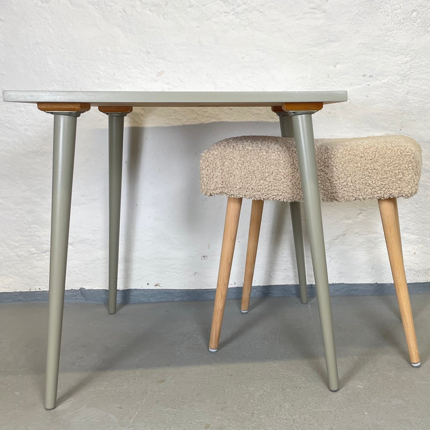 Quadratischer Beistelltisch in elegantem Grüngrau