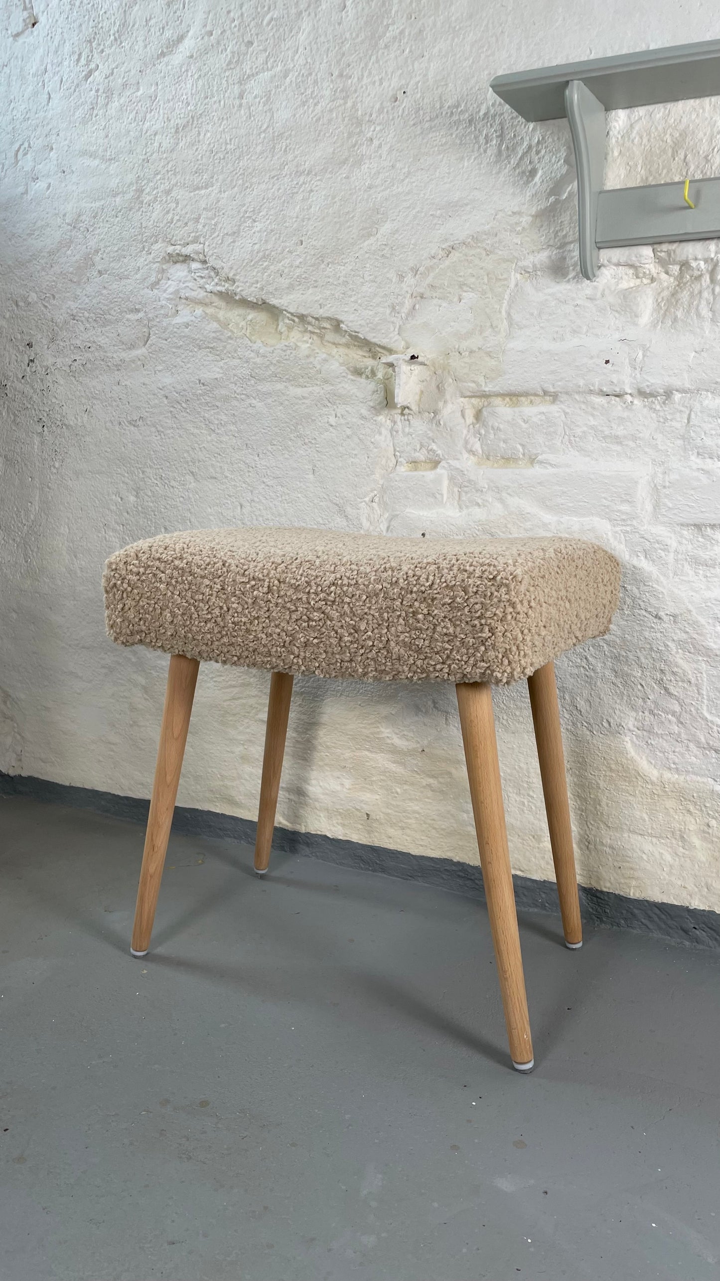 Moderner Hocker mit Bouclé-Polsterung Sheepskin Polsterhocker