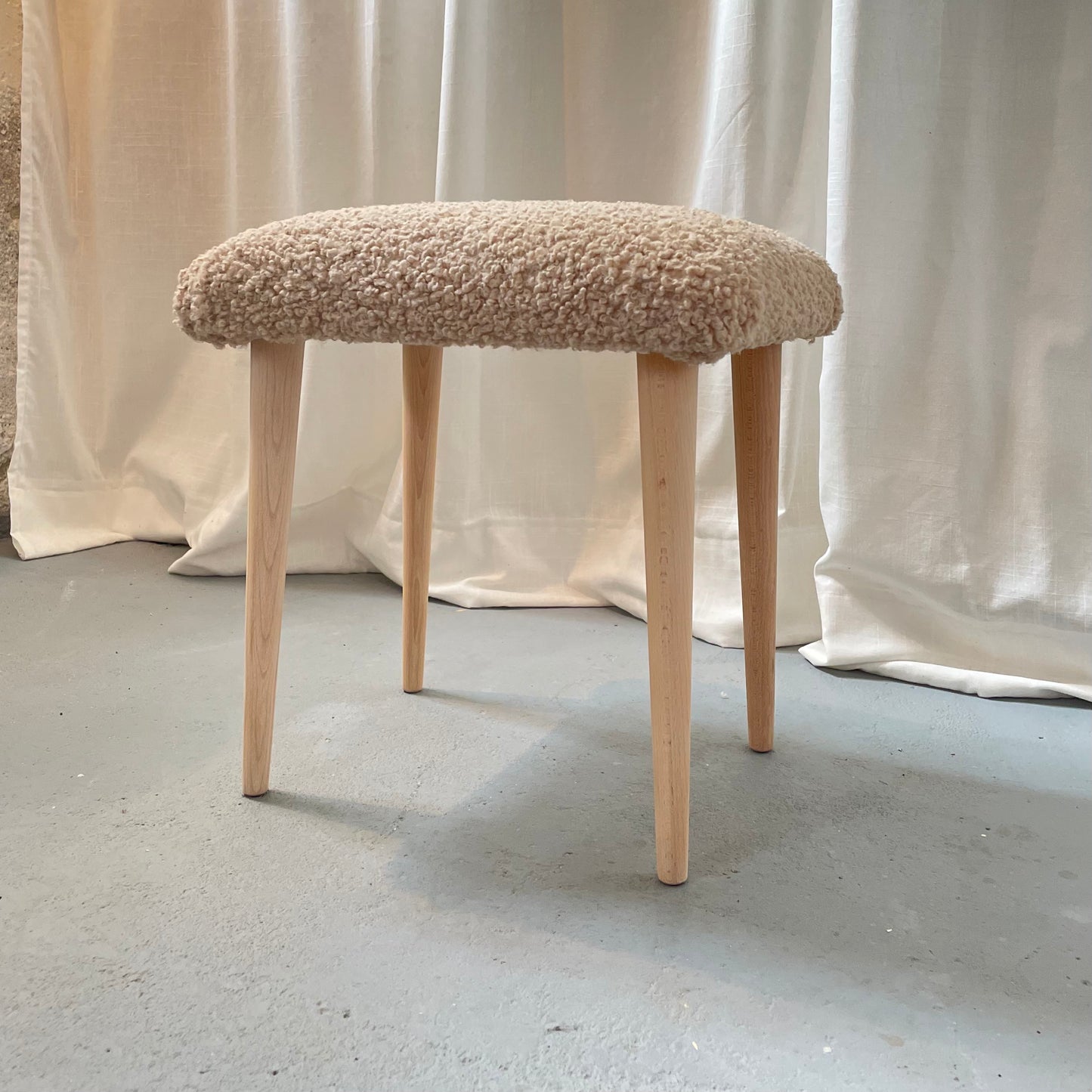 Moderner Posterhocker mit Bouclébezug