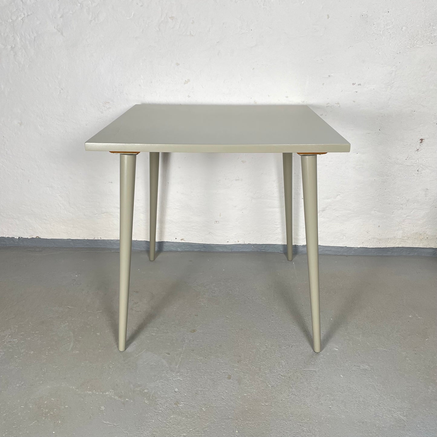 Quadratischer Beistelltisch in elegantem Grüngrau