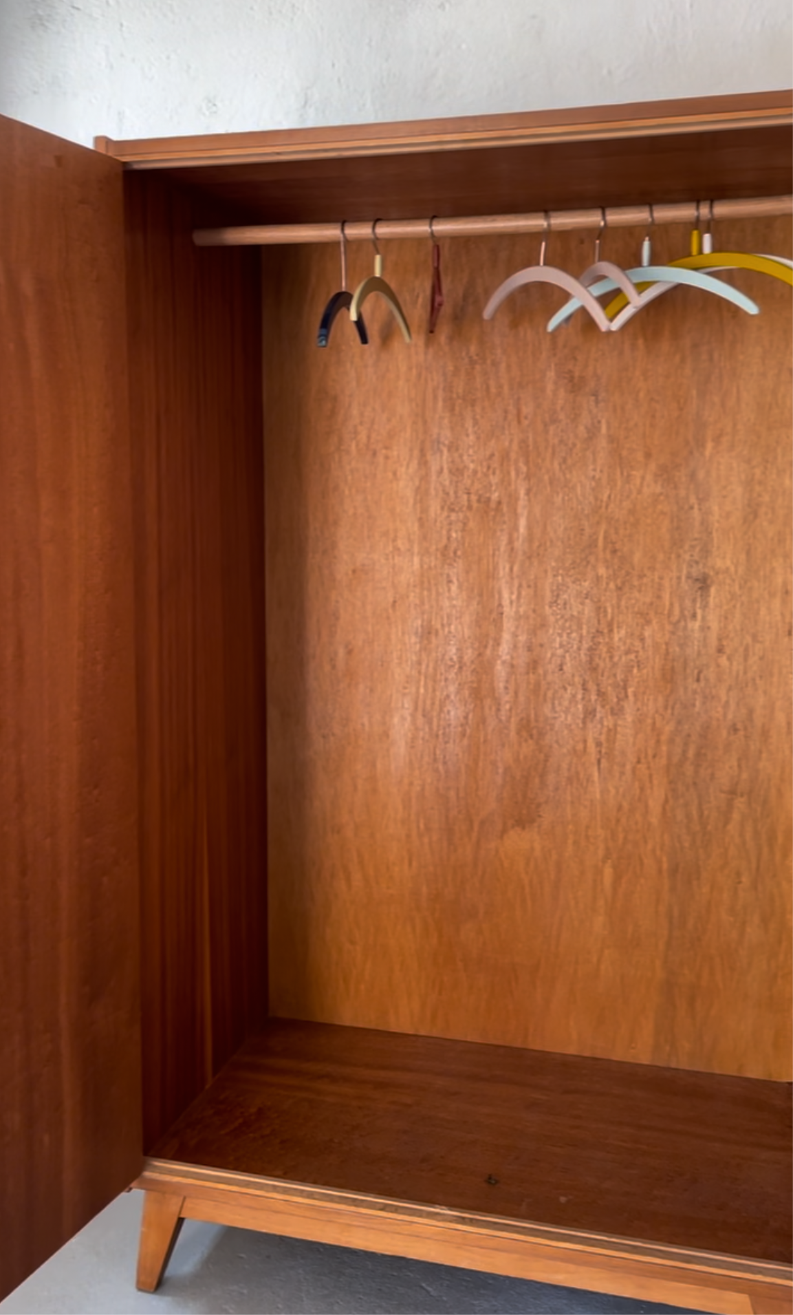 Kleiderschrank Mid Century mit Kleiderstange - individuell
