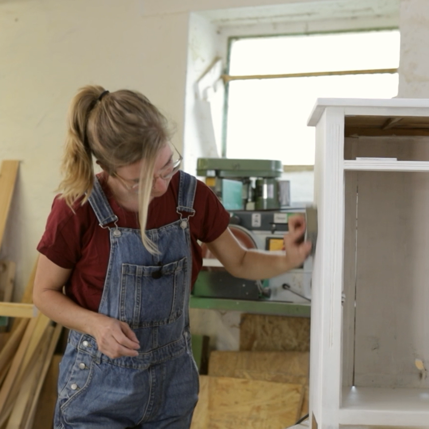 Kleiderschrank dunkelblau Massivholz handaufgearbeitet