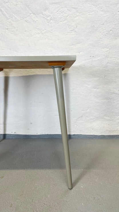 Quadratischer Beistelltisch in elegantem Grüngrau
