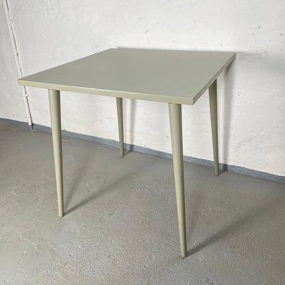 Quadratischer Beistelltisch in elegantem Grüngrau