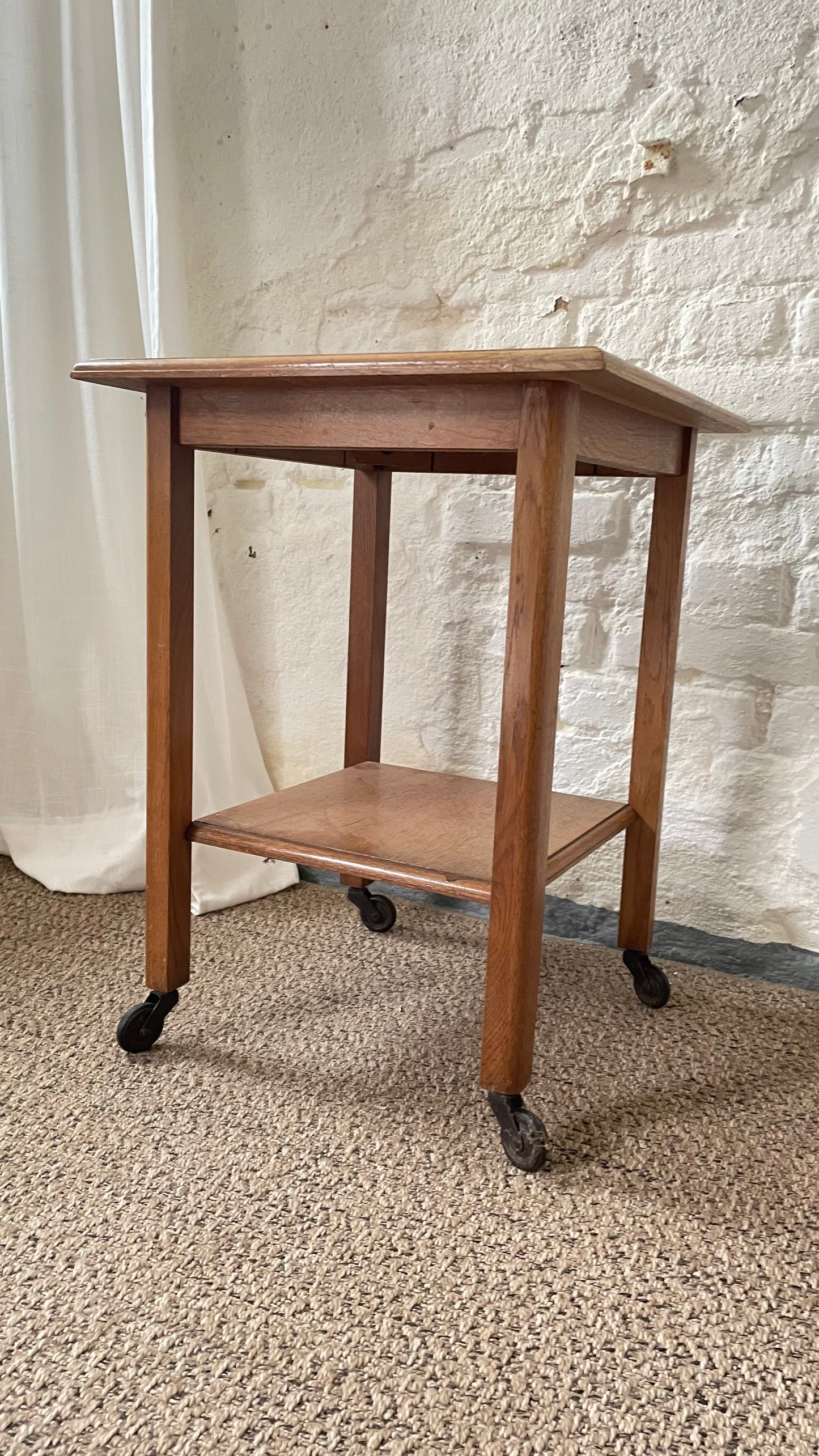 quadratischer Beistelltisch mit Rollen - individuell