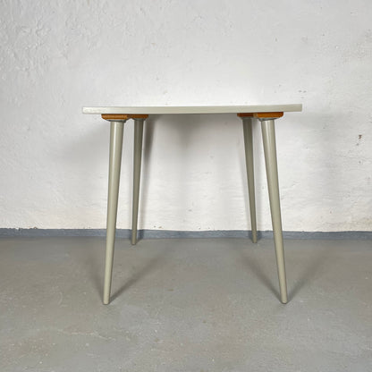 Quadratischer Beistelltisch in elegantem Grüngrau