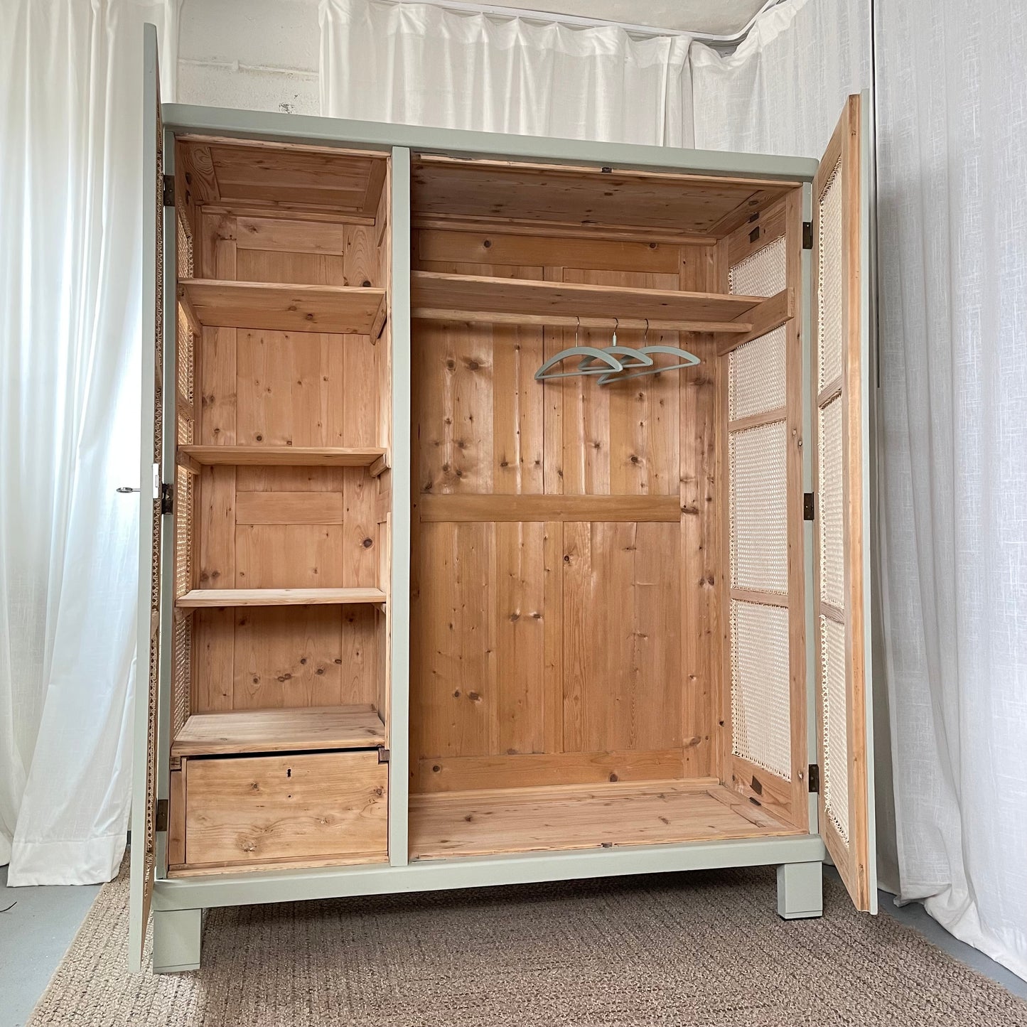 Kleiderschrank Wienergeflecht | Vintage Massivholz Schrank