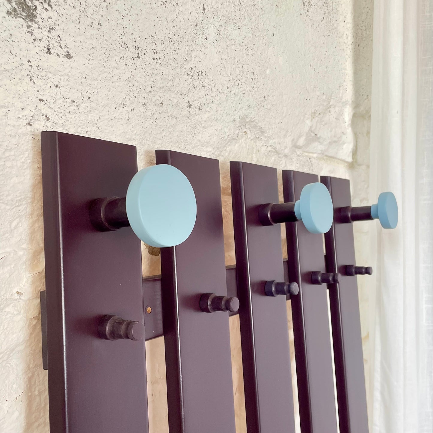 Garderobe aus Massivholz mit Haken | Plum Noir & Hellblau