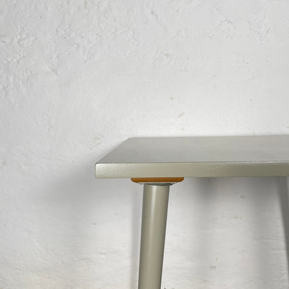 Quadratischer Beistelltisch in elegantem Grüngrau