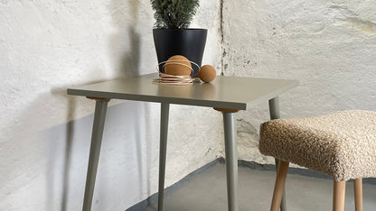 Quadratischer Beistelltisch in elegantem Grüngrau