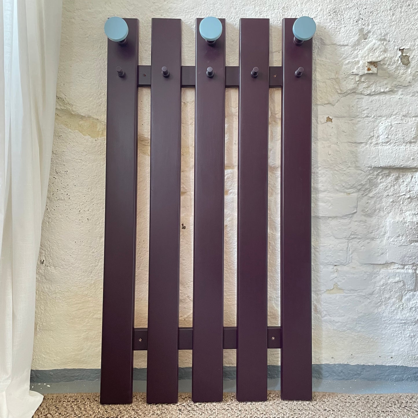 Garderobe aus Massivholz mit Haken | Plum Noir & Hellblau