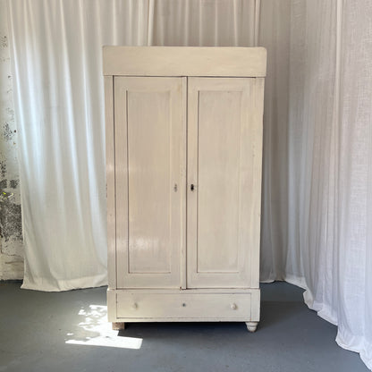 Kleiderschrank mit Schublade - individuell