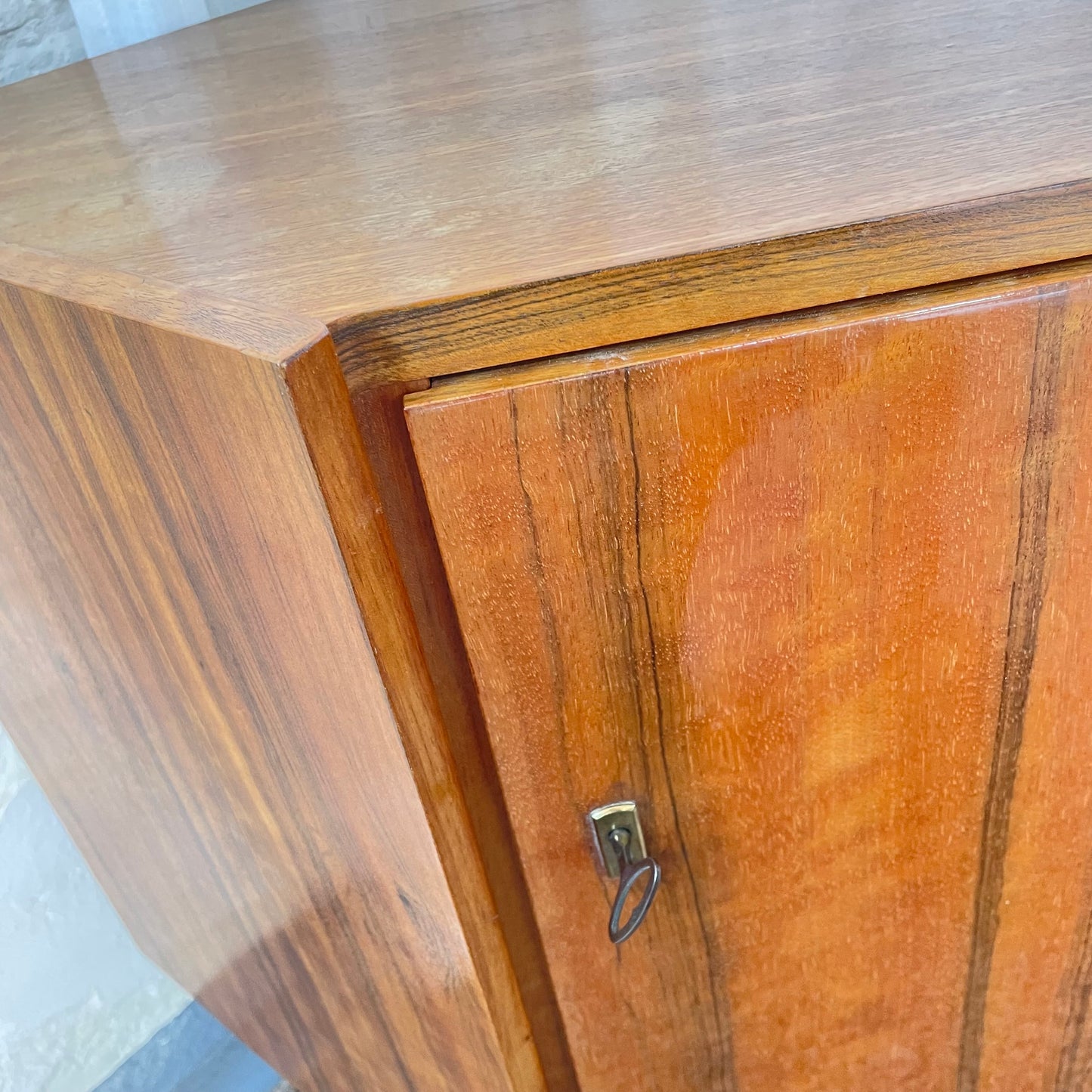 Eckschrank abschließbar - individuell