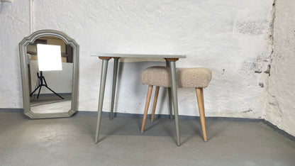 Quadratischer Beistelltisch in elegantem Grüngrau
