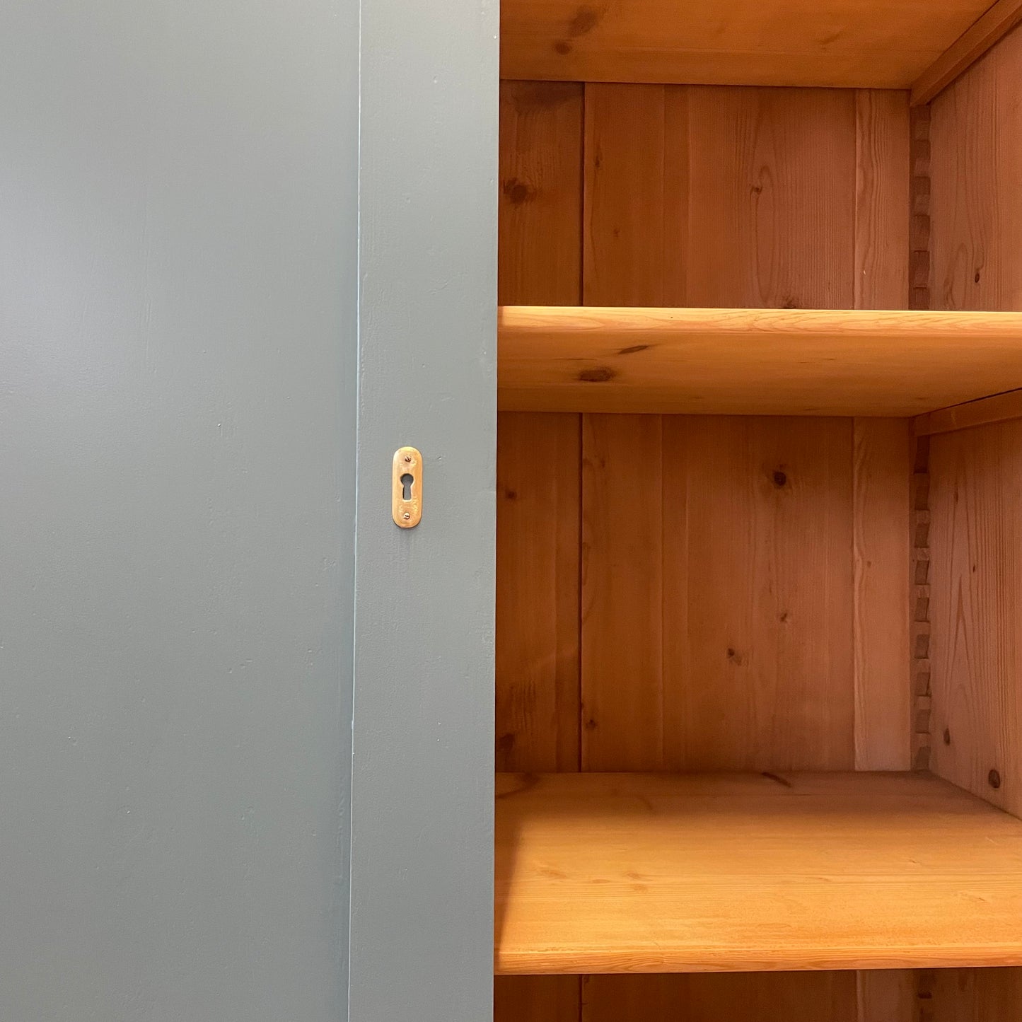 Kleiderschrank dunkelblau Massivholz handaufgearbeitet