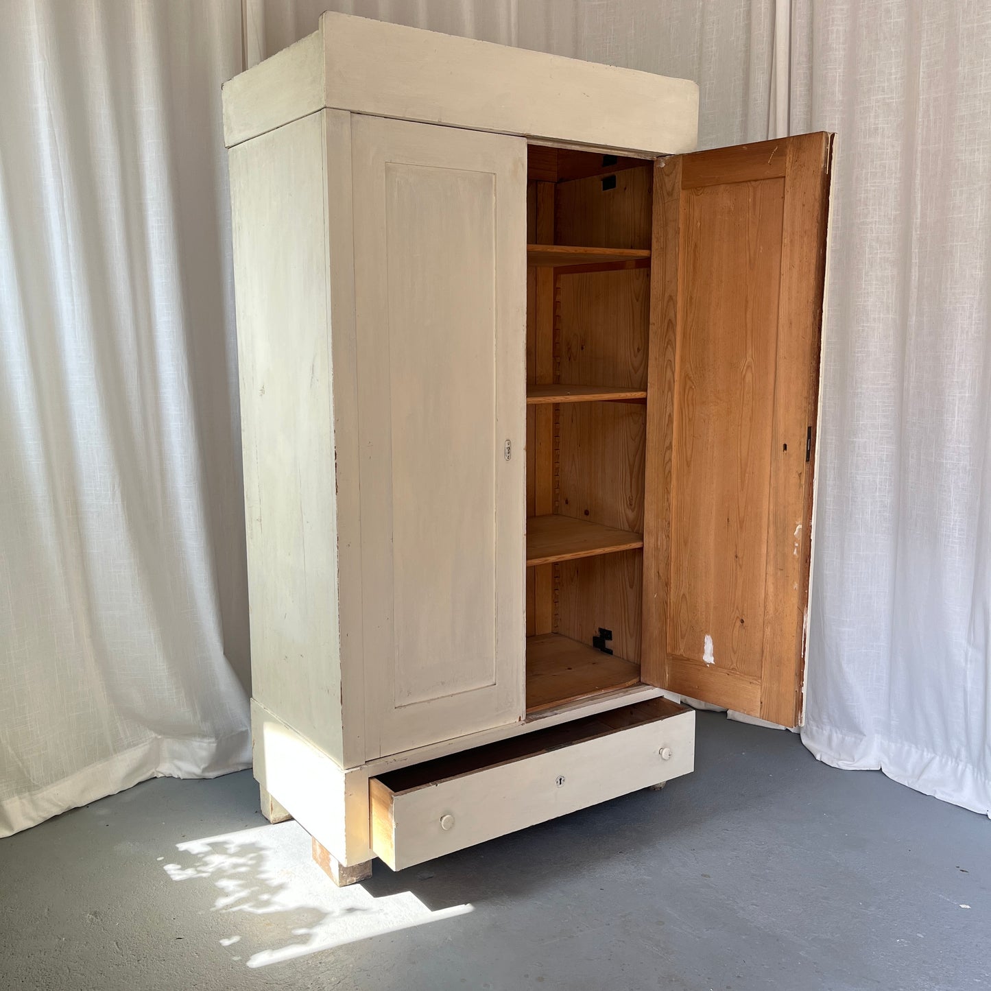 Kleiderschrank mit Schublade - individuell