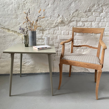 Quadratischer Beistelltisch in elegantem Grüngrau
