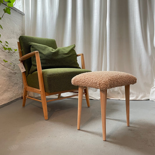 Moderner Posterhocker mit Bouclébezug
