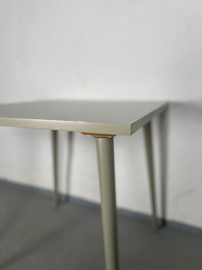 Quadratischer Beistelltisch in elegantem Grüngrau