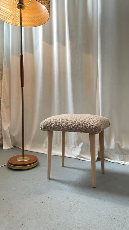 Moderner Posterhocker mit Bouclébezug
