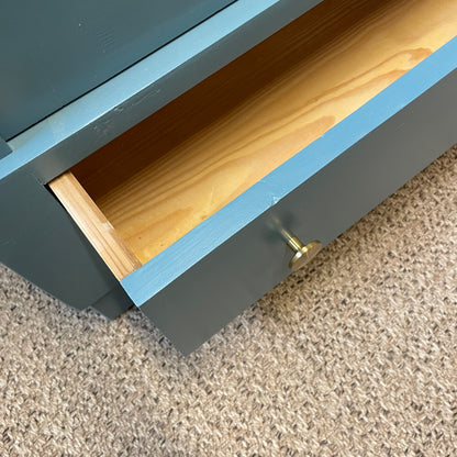 Kleiderschrank dunkelblau Massivholz handaufgearbeitet