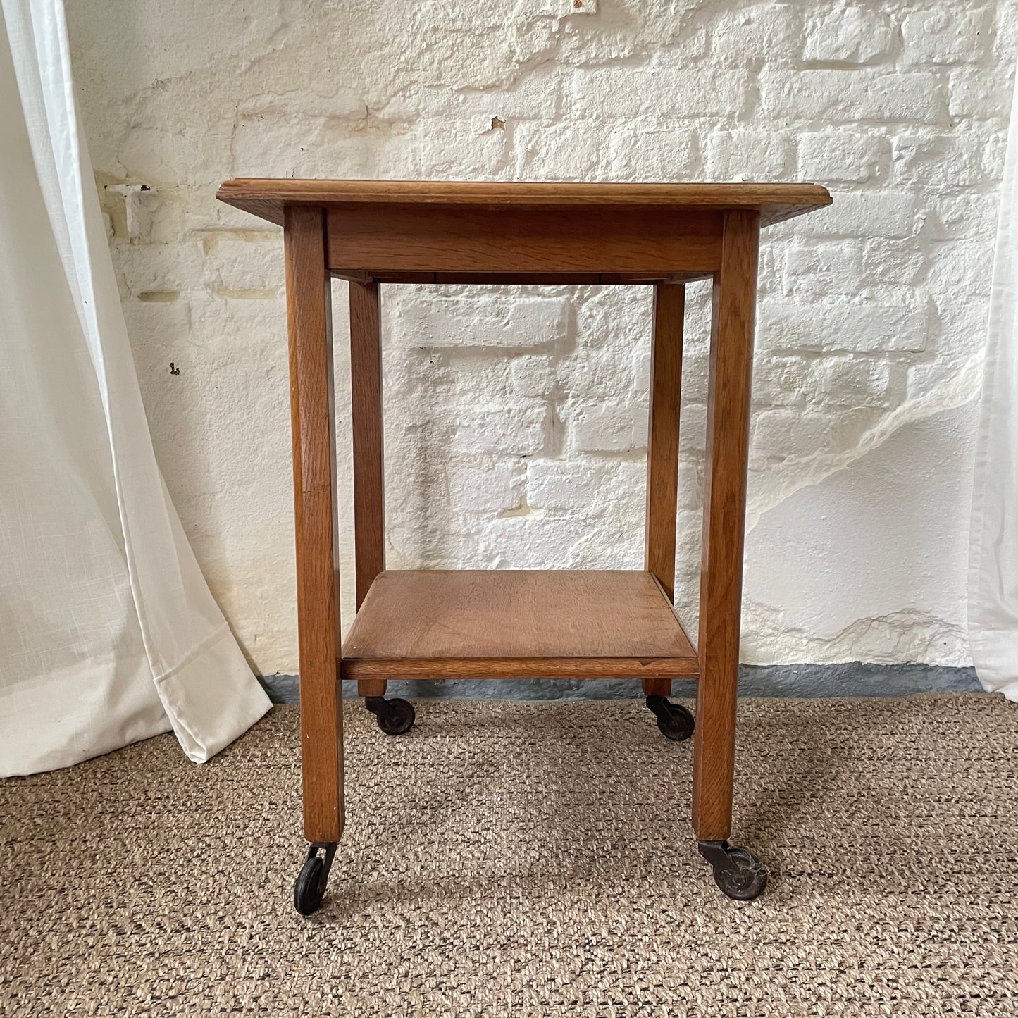 quadratischer Beistelltisch mit Rollen - individuell