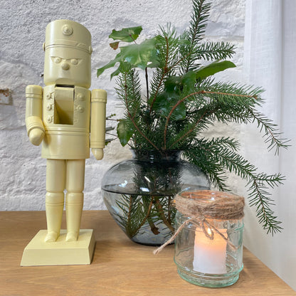 Nussknacker Buttergelb