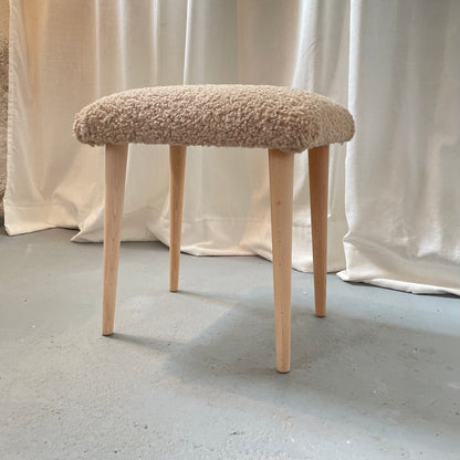 Moderner Posterhocker mit Bouclébezug