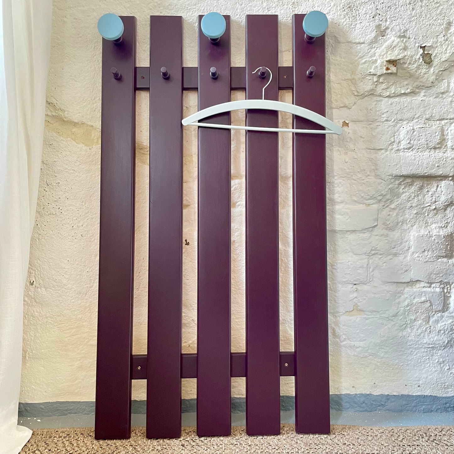 Garderobe aus Massivholz mit Haken | Plum Noir & Hellblau
