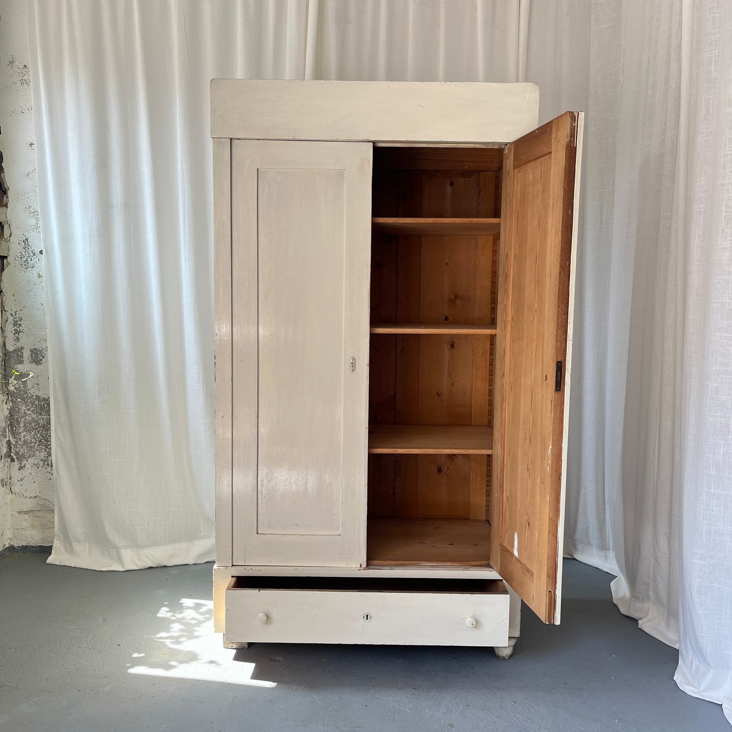 Kleiderschrank mit Schublade - individuell