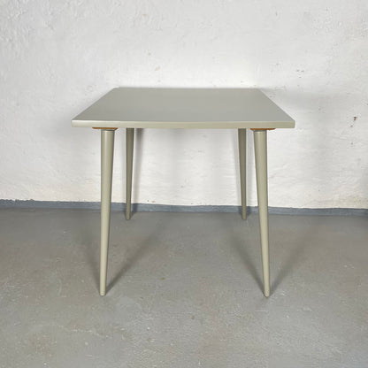 Quadratischer Beistelltisch in elegantem Grüngrau