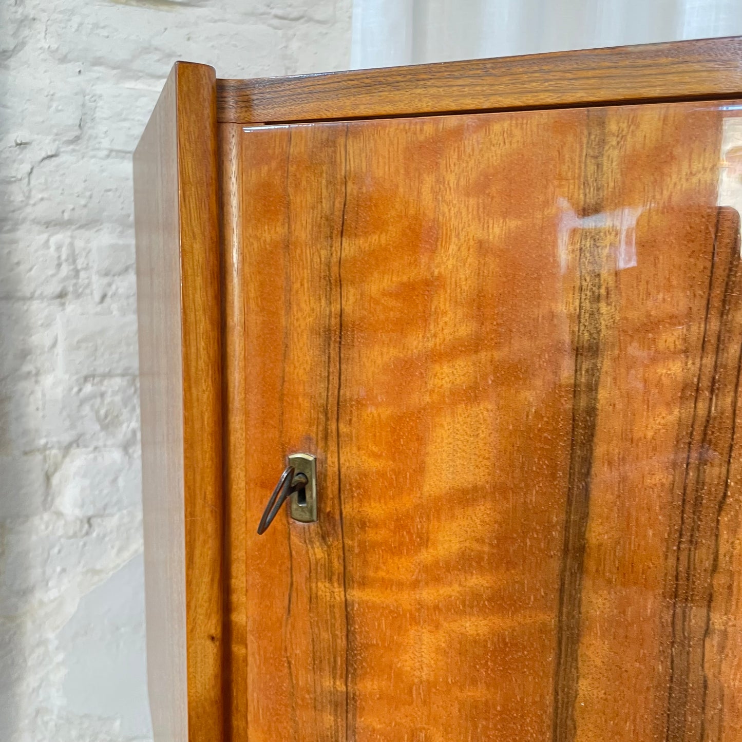 Eckschrank abschließbar - individuell